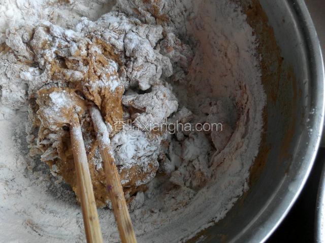 在把刚刚的酵母水倒入面粉中搅拌成絮状，在揉成面团，盖上湿屉布静止发酵