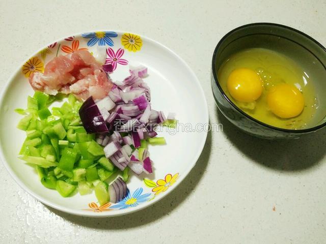 把食材切成小丁！鸡蛋打散