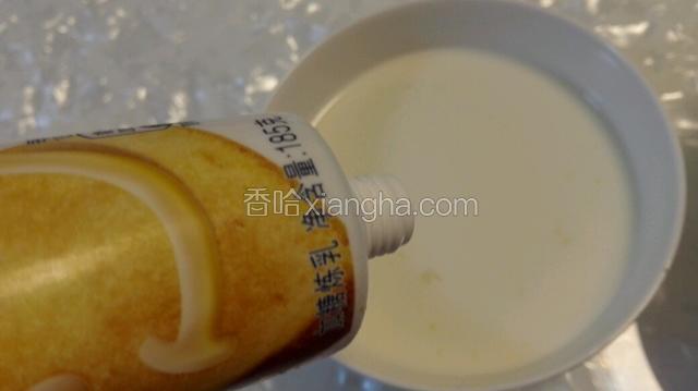 牛奶里加入炼乳和酵母搅匀