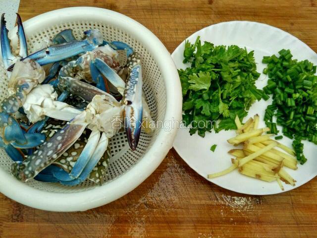 螃蟹开壳，去除内脏，洗净切块。葱、姜、香菜切好备用。