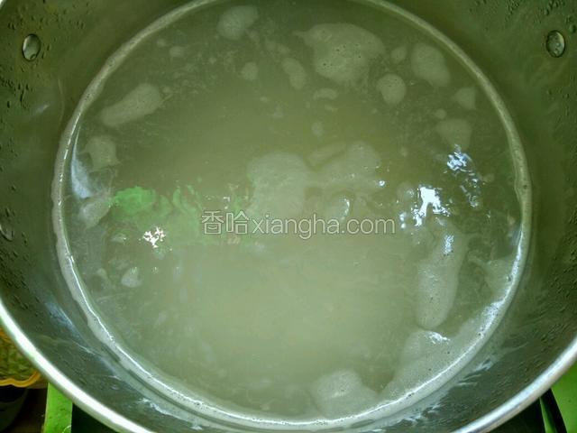 锅里适量清水烧开，放入洗净的大米。以大火煮沸，转小火慢煮。