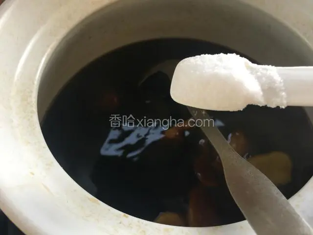 四勺盐，搅拌均匀。