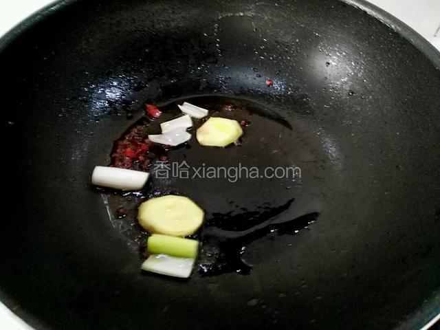 另起热锅，倒适量食用油，下姜片，葱段，八角，炒香。