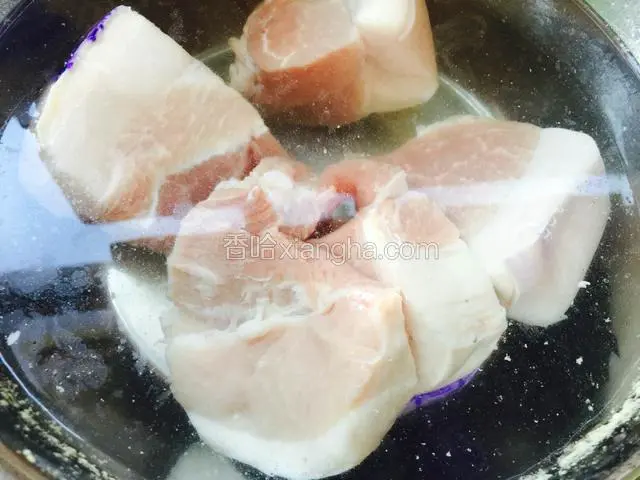 把肉块放入凉水锅里煮开，撇出血沫，煮到没有血沫子即可。