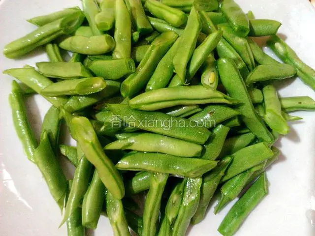 四季豆从头部摘断拉撕筋再摘尾、切段、清洗干净