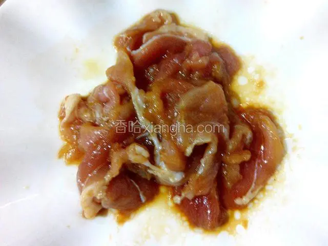 瘦肉切片、用酱油、油、盐、生粉、腌制10分钟