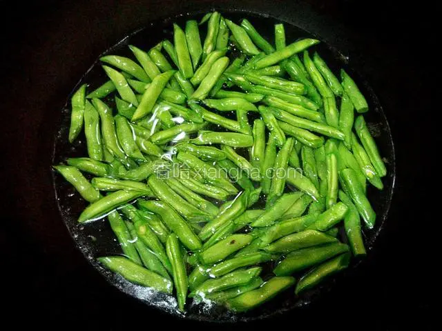 四季豆焯水、捞起沥干