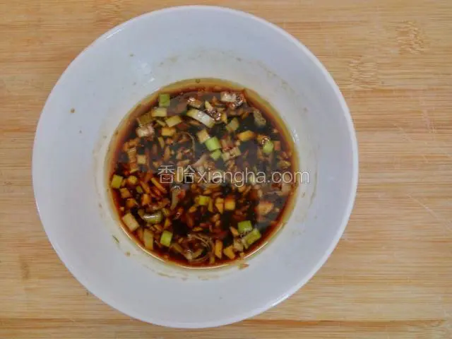 依次加入上面说的调味料拌匀，把料汁浇在步骤5上
