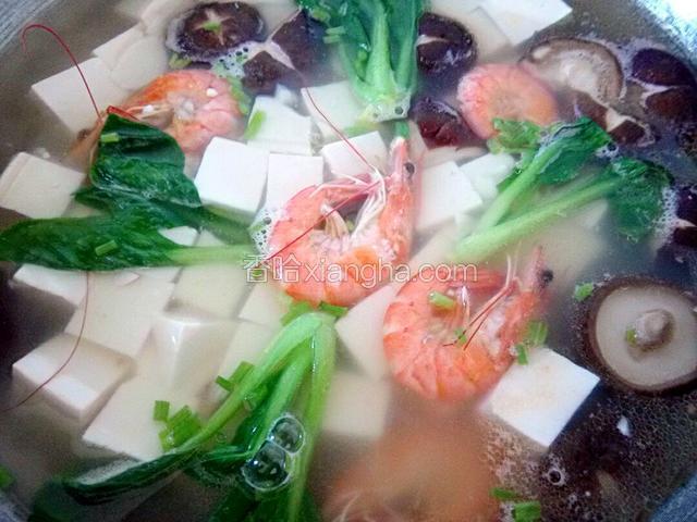 加入青菜，加盐煮开