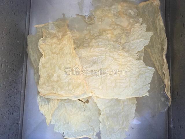 干的豆油皮在凉水里浸泡10分钟左右。
