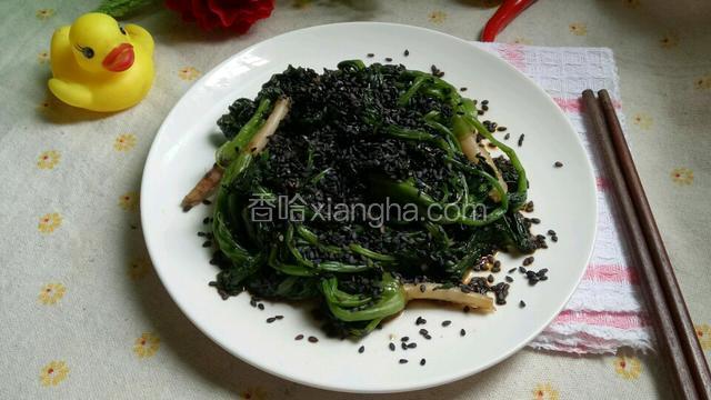 将熟芝麻撒在菠菜上即可。