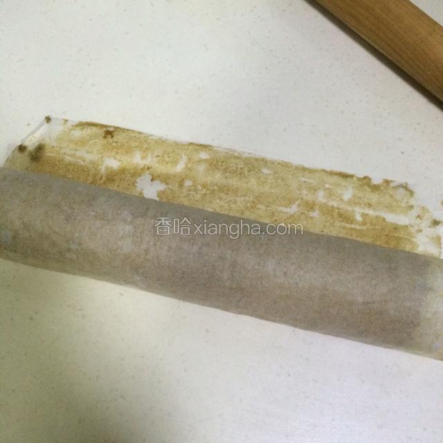 利用擀面杖把蛋糕卷起即可。