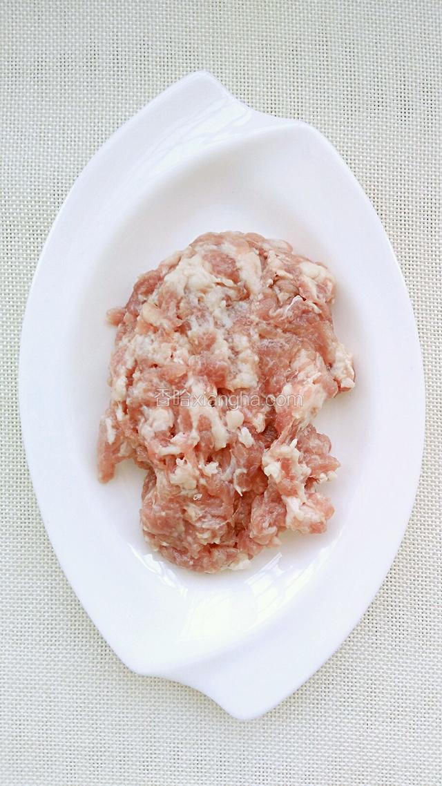 猪肉剁成肉末放在一旁备用。