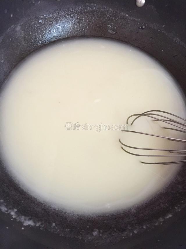 锅里倒入高汤，不停搅拌，把面粉搅拌均匀，无颗粒