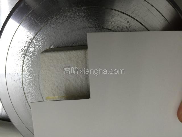 纸板剪一个四方形口.附在上面对角撒可可粉