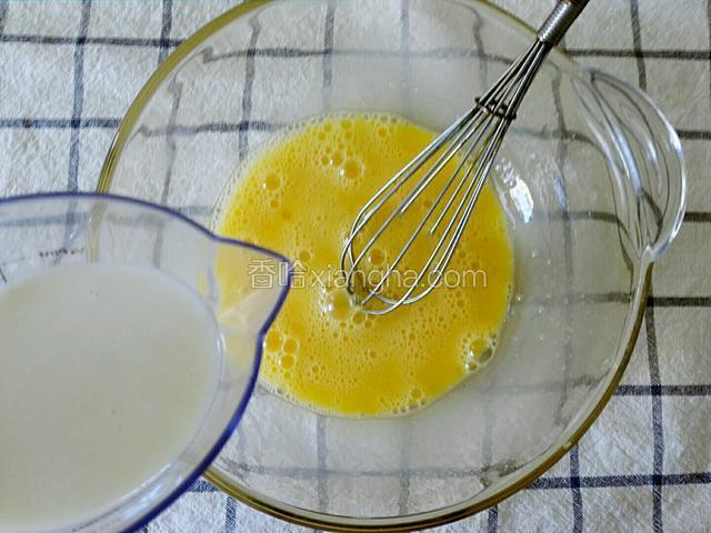 然后倒入牛奶搅打均匀