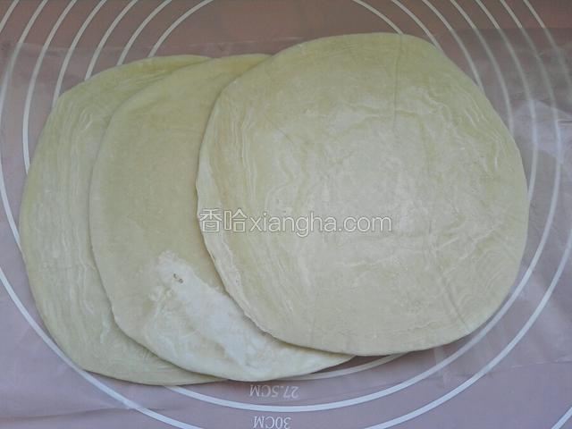 飞饼皮去倒保鲜膜留下三张备用