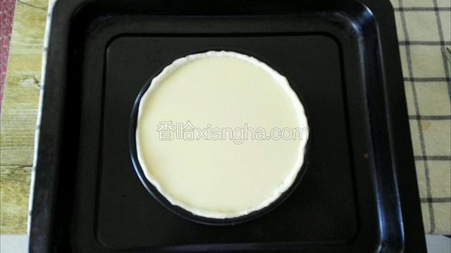倒入八分满奶油布蕾塔塔水