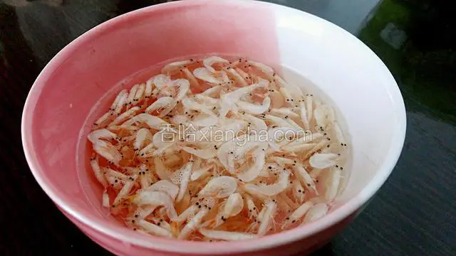 虾皮用清水浸泡一会儿！