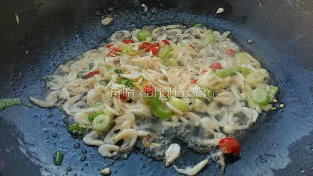虾皮捞出沥干放锅里炒出香味。
