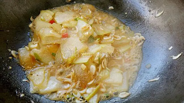 感觉冬瓜快熟时倒点生抽，少放盐（虾皮是咸的）收汤。