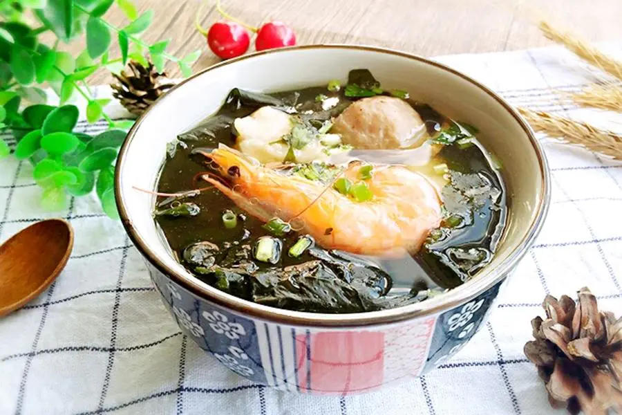 裙带菜汆丸子汤