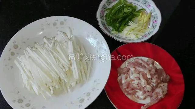 把青椒,杏鲍菇,姜,蒜,切成丝。
