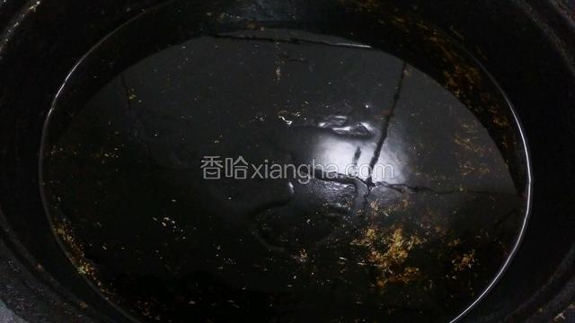 做油锅准备煎鱼