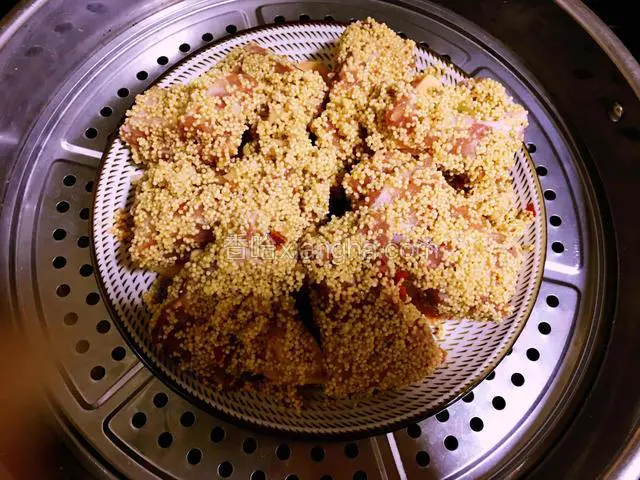 蒸锅内加入较多的水（能够蒸熟排骨中途不在添入水）排骨放入蒸锅内蒸45分钟左右即可