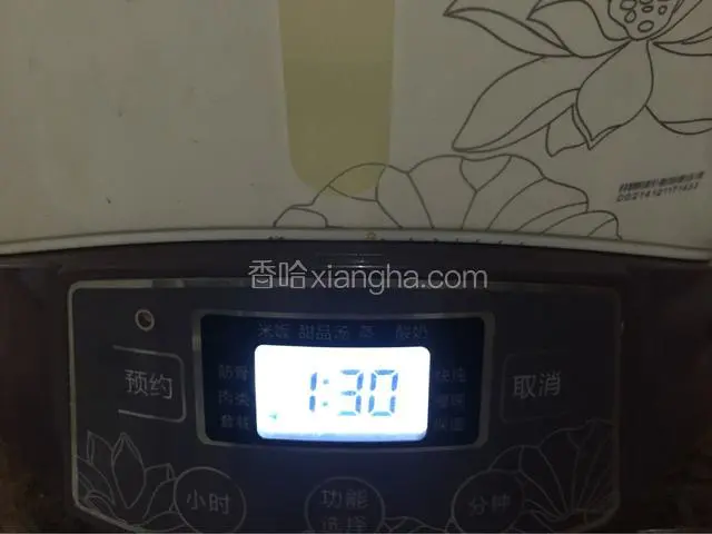 盖上盖子，放入炖锅中，按“套餐”键，1:30分钟