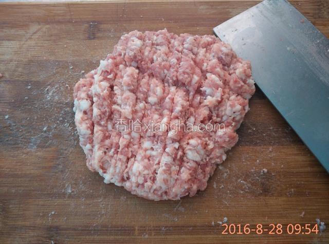 猪肉洗净剁成肉糜，葱姜切成末
