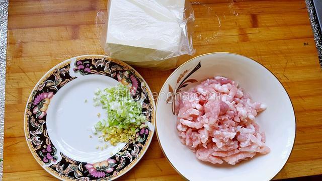 葱姜末，五花肉，混沌皮