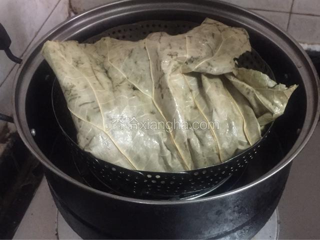 锅里掺半锅水，放入蒸格，放入荷叶排骨，盖上锅盖，大火烧开水，转中小火蒸40分钟左右