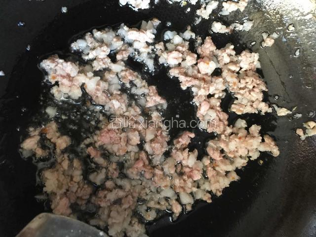 锅入油把肉末炒熟装盘备用