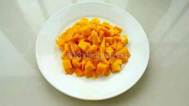 把芒果去皮切丁。