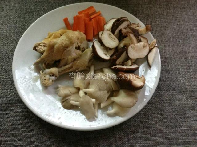准备好食材。香菇和胡萝卜各切片。