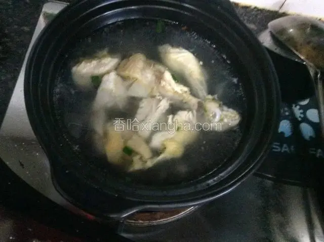 啥锅中注入适量清水下熟鸡肉大火炖十分钟。