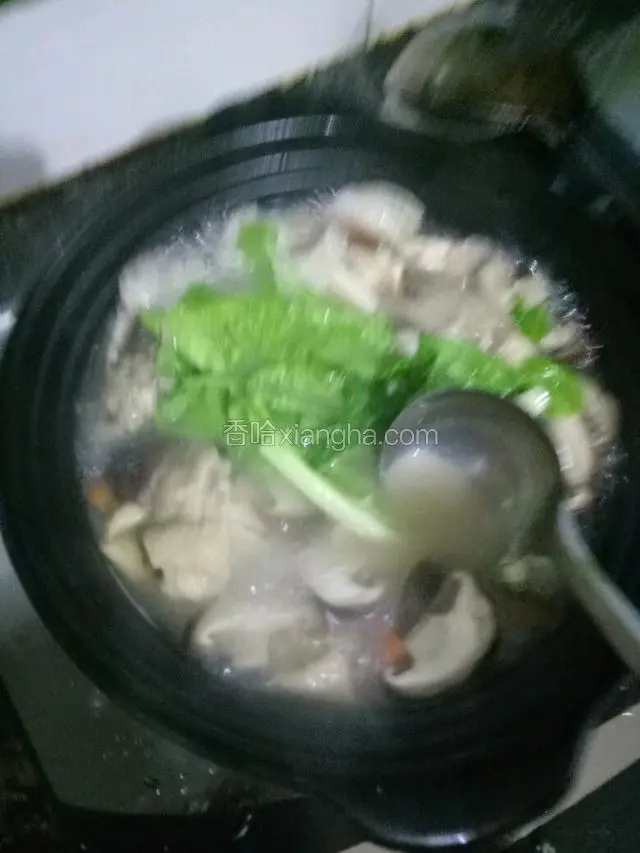 下入菜叶烫半分钟即可关火。