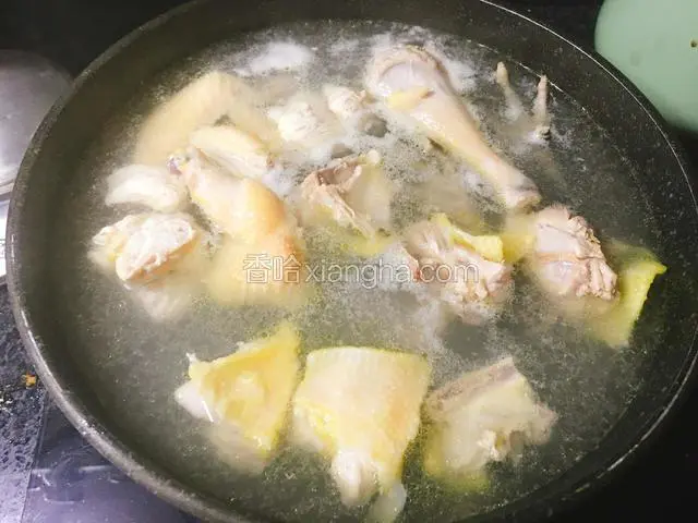 煮一锅沸水，把鸡放入汆烫2分钟。