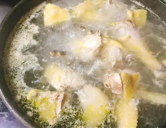 脏东西和鸡油会汆出来。