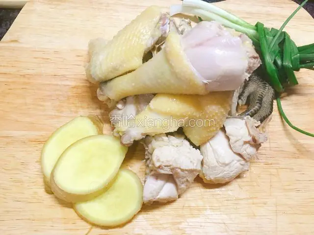 鸡用流动的水冲洗干净。