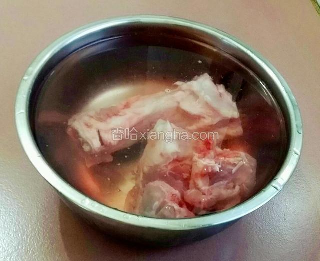 猪筒骨用冷水浸泡十分钟，去血水。