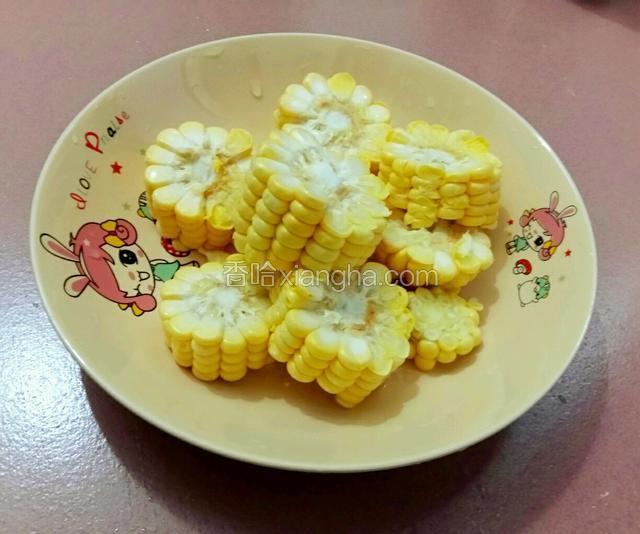玉米剥掉外壳，切成段。