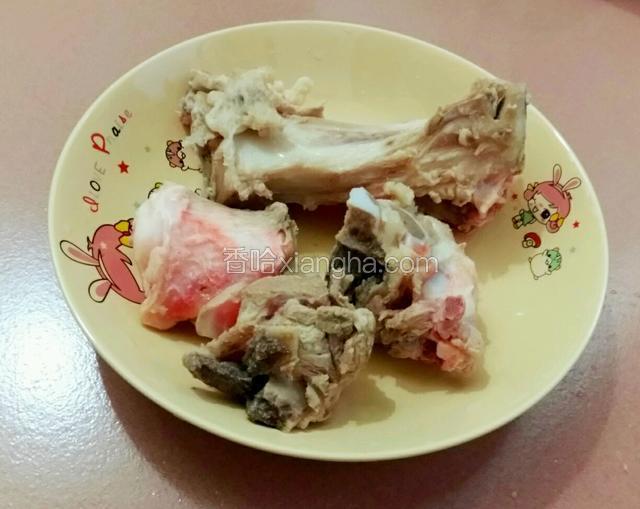 猪筒骨捞出来，用冷水冲洗干净。
