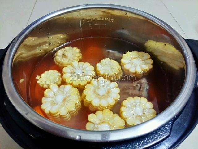 食材都倒进去电压力锅里面，加600毫升清水。
