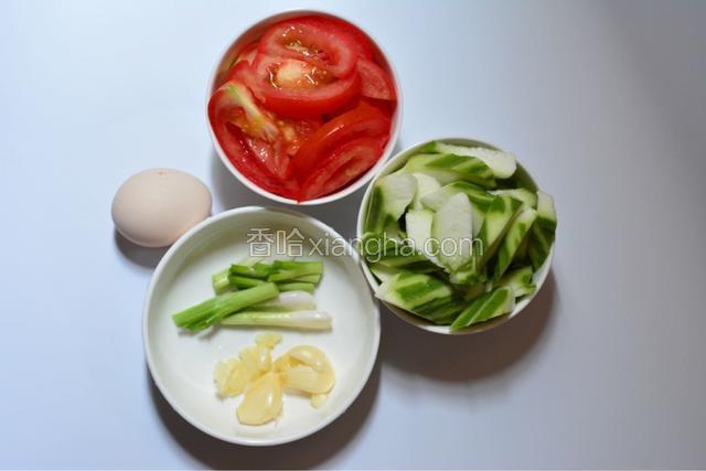 所有食材洗净备用。