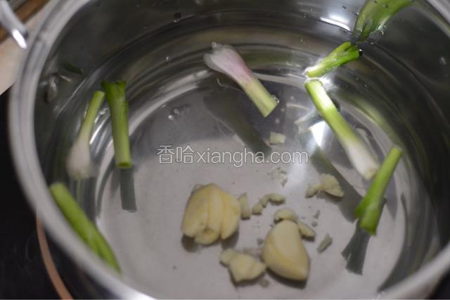 锅中倒入适量清水葱蒜放入倒入适量花生油上灶烧开。