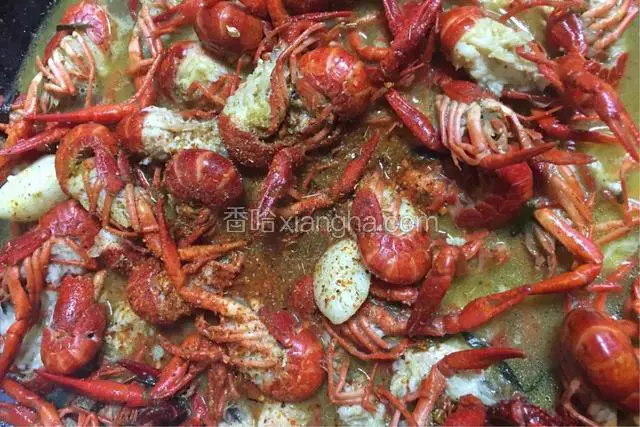加入所有香料，生抽，白糖，盐，鸡精调味；