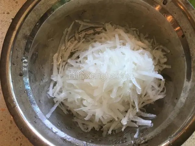 白萝卜洗净去皮擦丝，蒜切片。