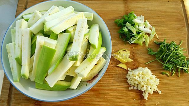 准备食材:把茄子洗净切成手指粗细的条状、小葱切葱花，姜切小片、大蒜切蒜末、香菜切小段。